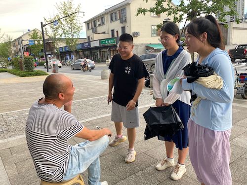 7月4日 老王论坛
 “垃圾分类，人人有责”小分队 采访路人