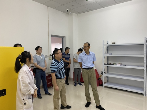 胡华副校长来老王论坛
检查危化品管理情况