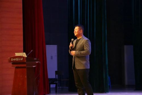 忻皓老师热情演讲