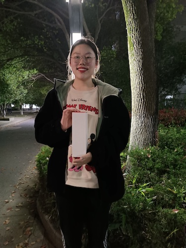 宋嘉玟同学领奖