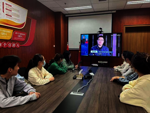 学生干部集中观看