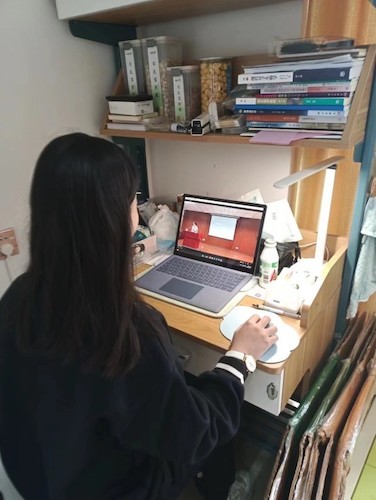 同学在寝室观看直播2