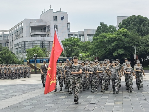 0625 图书馆前 方阵练习 生科226谢宜町