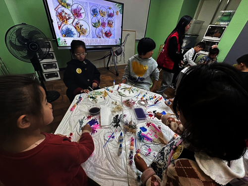 小朋友们制作粘土画